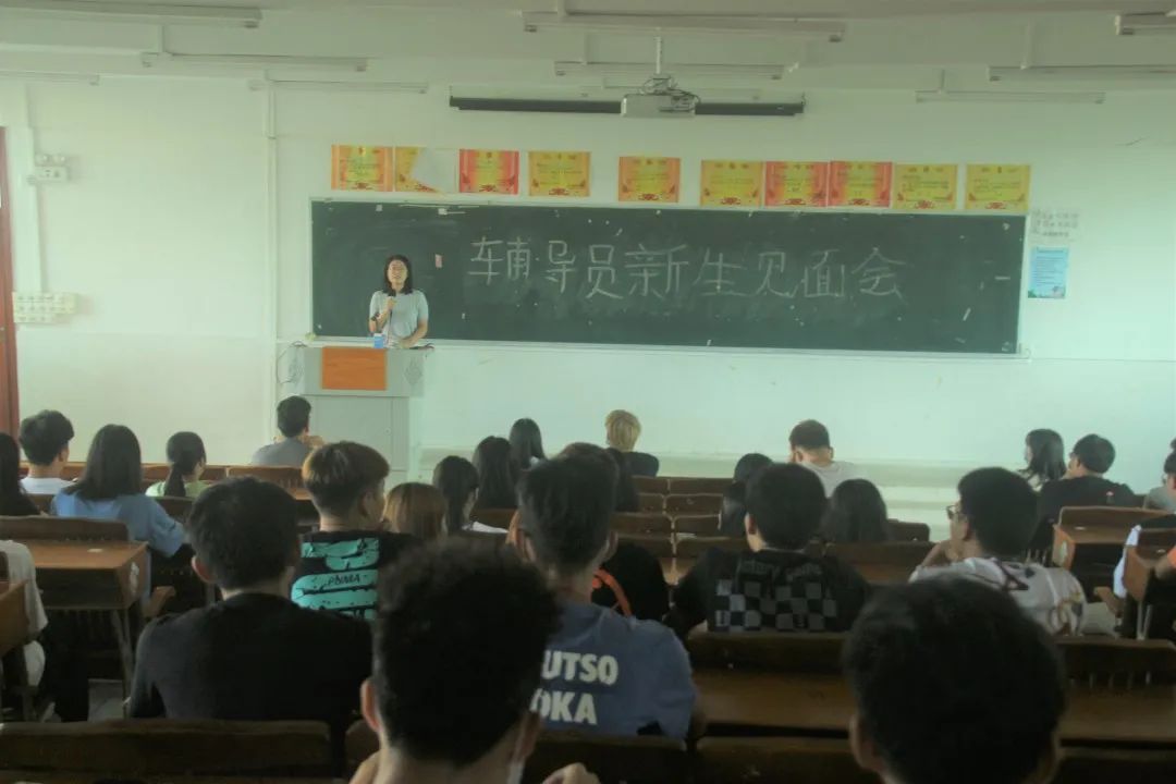 一群人正在聽演講  描述已自動(dòng)生成
